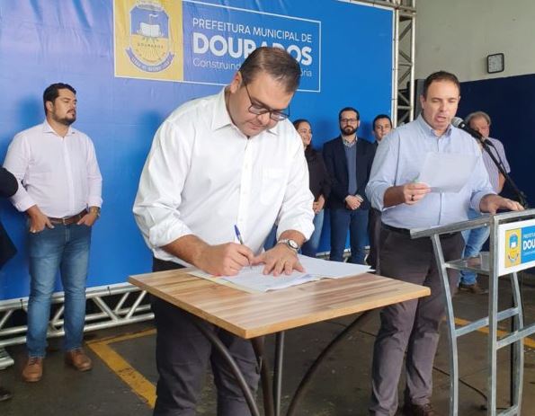 Prefeito Alan Guedes sancionou a lei