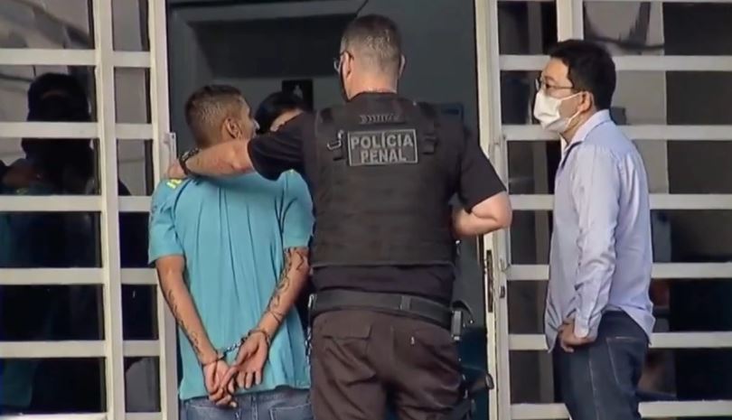 Ele foi rendido por um médico, integrante da Polícia Militar, que estava armado e auxiliou a mulher quando ela correu em direção ao hospital