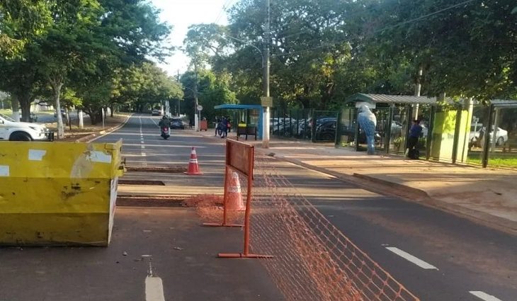 Obra de faixa de pedestres elevada requer atenção de motoristas em frente ao CEI Zé Du