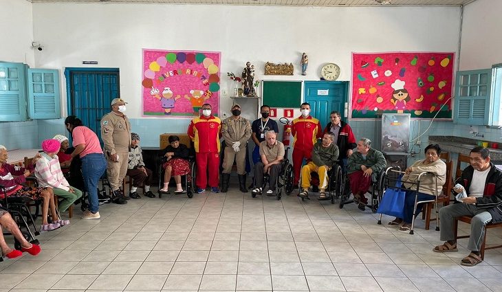 Bombeiros com idosos