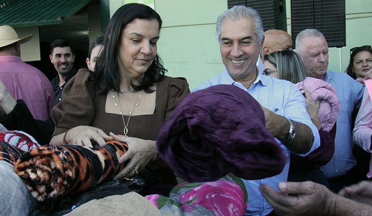 Reinaldo e Fátima Azambuja entregam cobertores; 80 mil serão distribuídos até quinta-feira