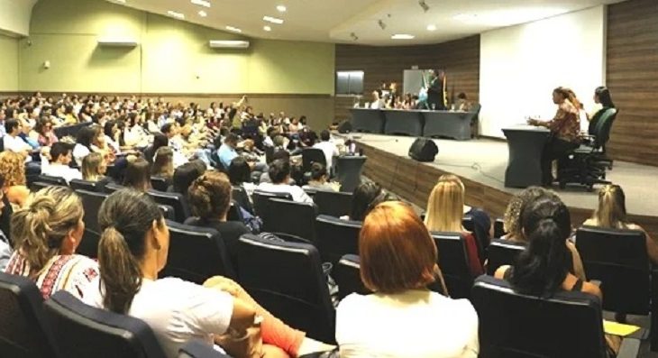 A aula magna tem como público-alvo profissionais da assistência social, mas também pode ser acompanhada por profissionais de outras áreas.
