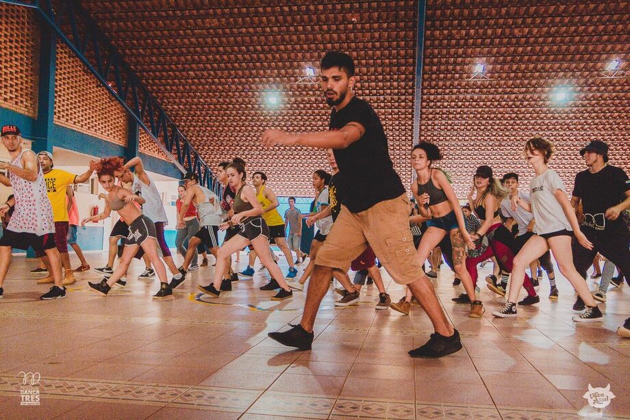 Junto as oficinas, o Festival também traz uma residência artística, que ao final, compartilhará com o grande público o resultado dessa experiência