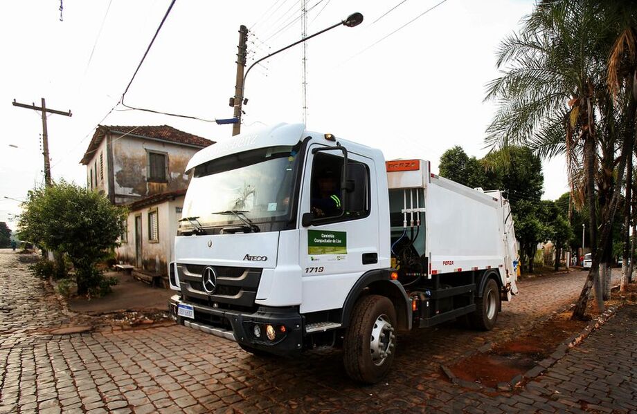 Caminhão de lixo que foi entregue para cidade de Pontalina, Goiás (GO).