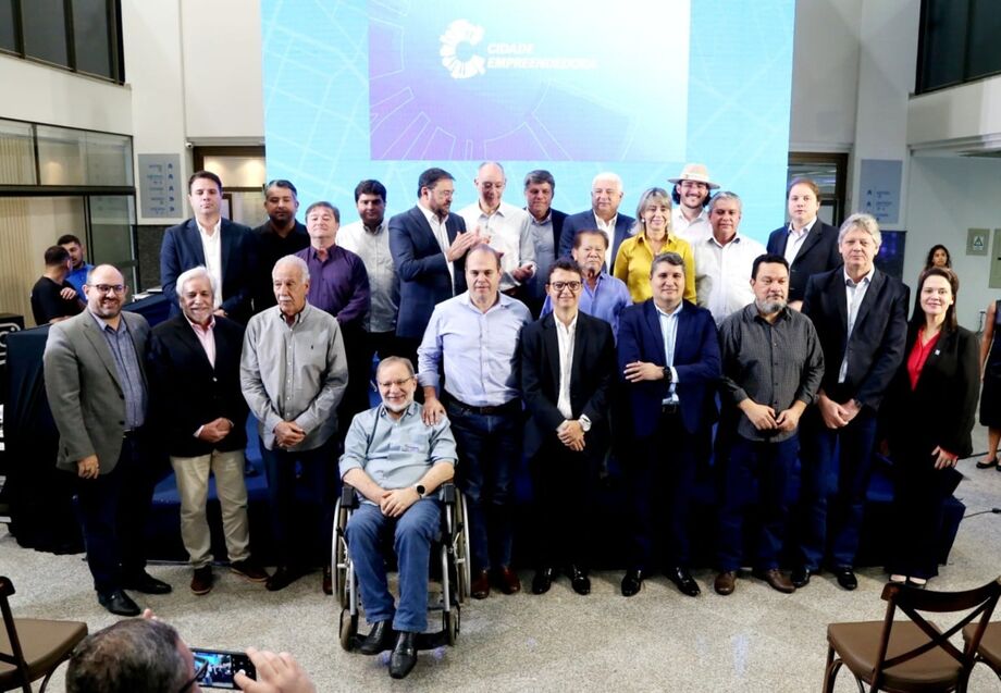 Prefeitos e autoridades dos municípios que serão contemplados com programa