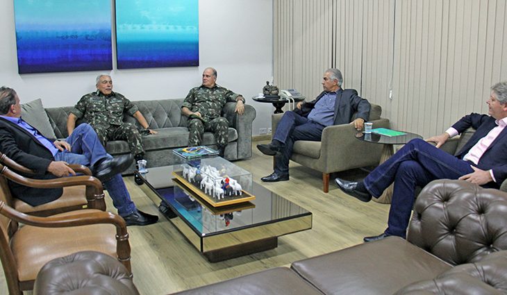 Reinaldo Azambuja recebe comandante do Exército Brasileiro