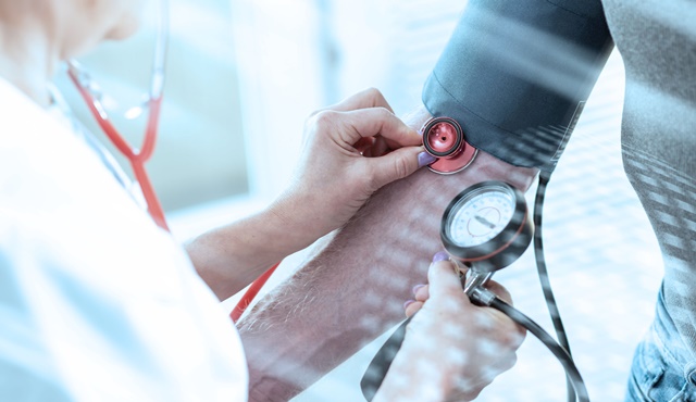 Por ser uma doença assintomática, na maioria das vezes, é importante que a pressão arterial seja aferida ao menos uma vez ao ano, a partir dos 18 anos de idade, para que qualquer alteração seja diagnosticada
