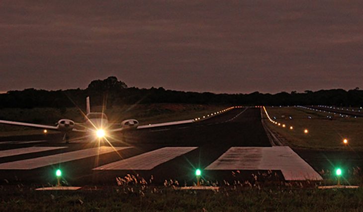 O controle da movimentação no aeródromo, tanto durante o dia quanto à noite, é feito pela Seinfra.