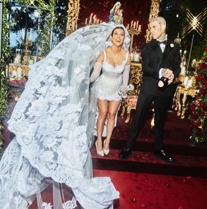 Kourtney Kardashian e Travis Barker realizam terceira cerimônia de casamento