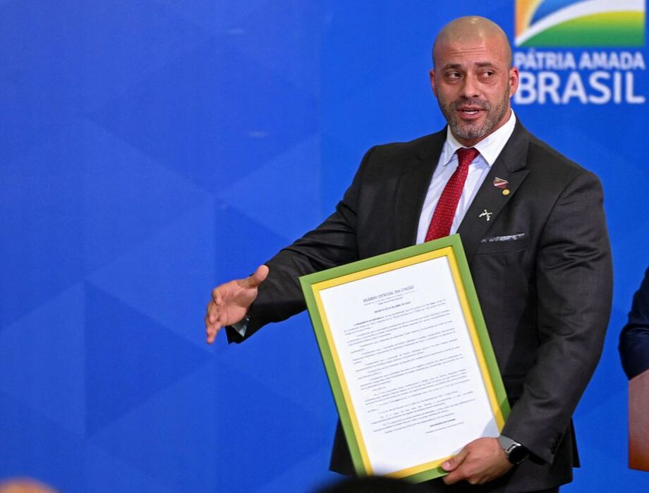 Daniel Silveira segura moldura com indulto do presidente Jair Bolsonaro