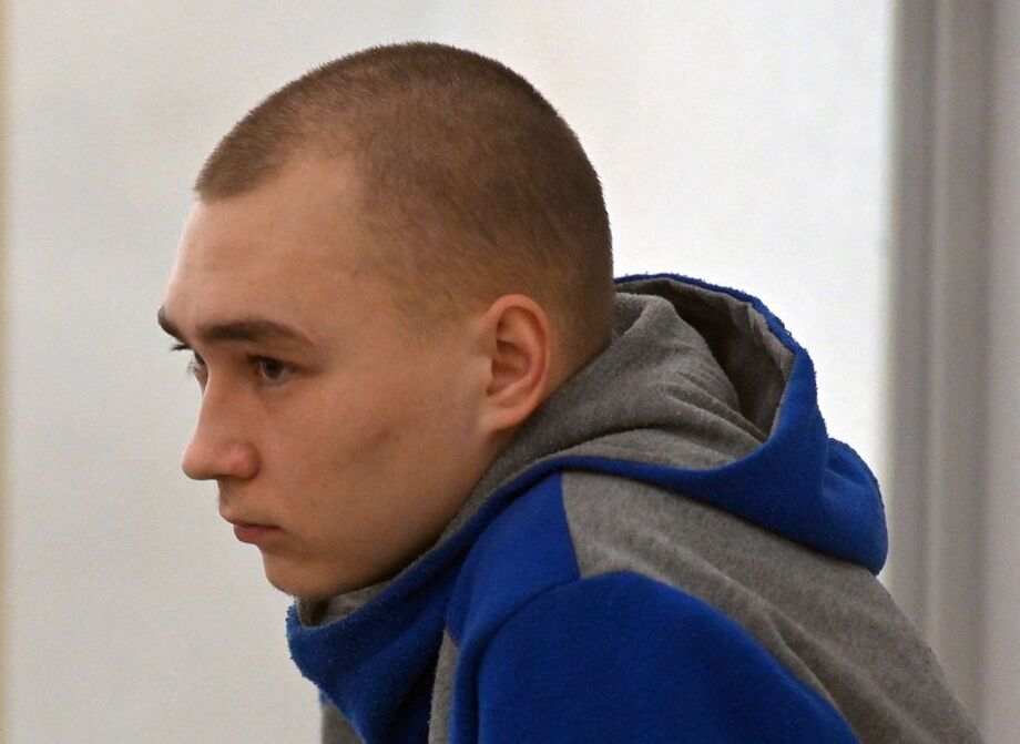 O militar russo Vadim Shishimarin ouve ao veredicto de seu julgamento em tribunal de Kiev. Foto: Sergei Supinsky/ AFP