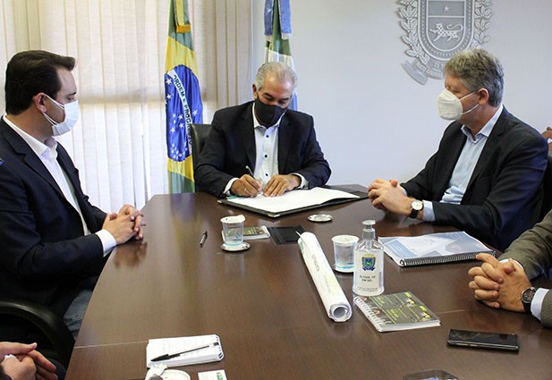 Governador Reinaldo Azambuja ao lado de Ratinho Júnior e do secretário Jaime Verruck