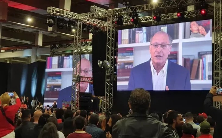 Alckmin discursando por vídeo conferência durante evento eleitoral para 2022.