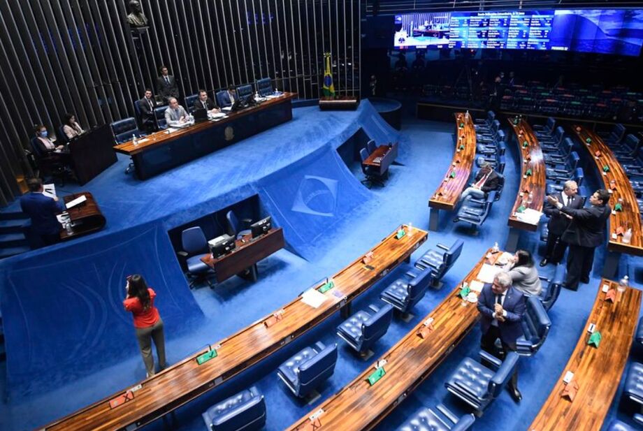 O texto aprovado dispõe também sobre as contratações de serviços de comunicação institucional, o que foi usado pela base do governo como justificativa para a acelerar a votação