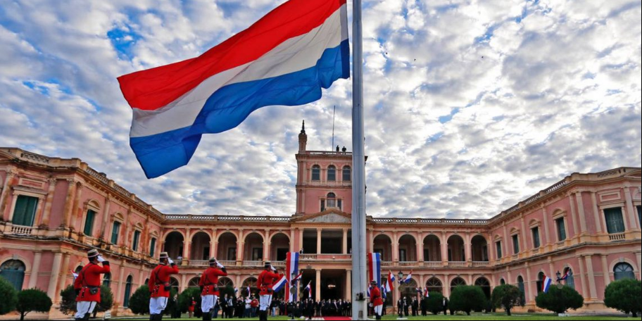 A explicação para o duplo feriado é que a proclamação de independência do país ocorreu na noite do dia 14 de maio de 1811, estendendo-se até o dia seguinte