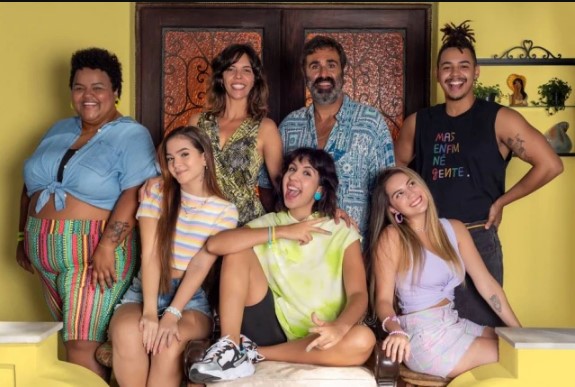 Para revelar a novidade, a Netflix está promovendo, diretamente do set de gravação da série, o Dia do Spoiler