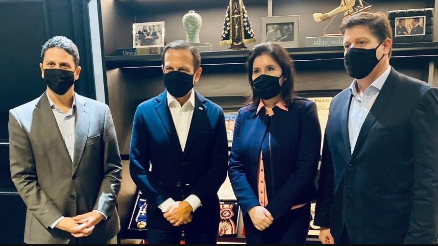 No final, Leite abriu mão da disputa e apoiou Doria