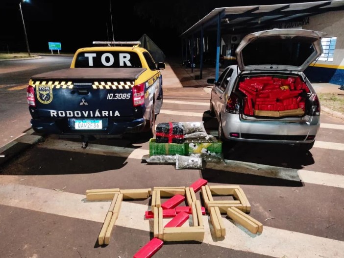 No interior do automóvel haviam vários tabletes de maconha, totalizando 675 kg e 22 kg de Skunk