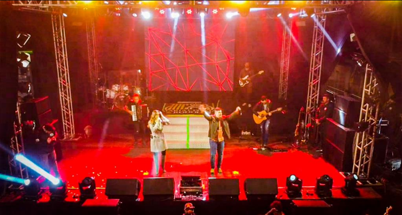 O evento contou com show da dupla Maria Cecília e Rodolfo, que agitou o público, relembrando os maiores sucessos