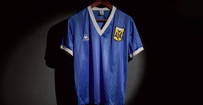 A peça usada por Maradona naquele jogo teve um único dono nos últimos 35 anos