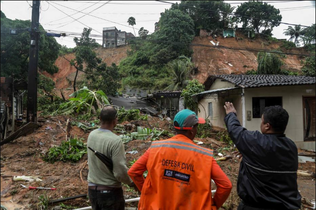 Moradores e funcionário da Defesa Civil em uma das áreas de Recife com deslizamento de terra. Imagem é deste sábado, 28, na comunidade Jardim Monte Verde, bairro do Ibura