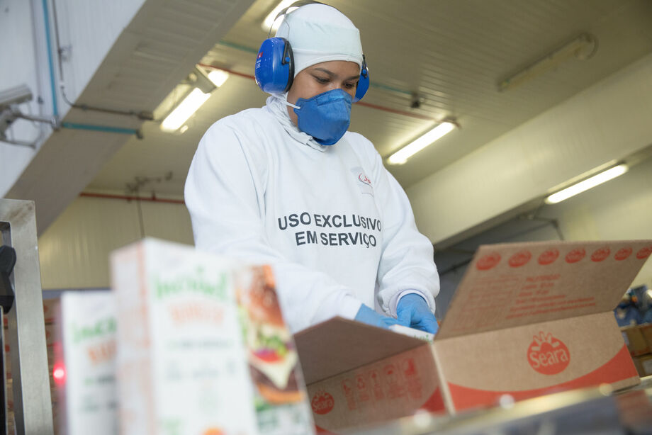 As oportunidades são para atuar na área de produção e a contratação é imediata