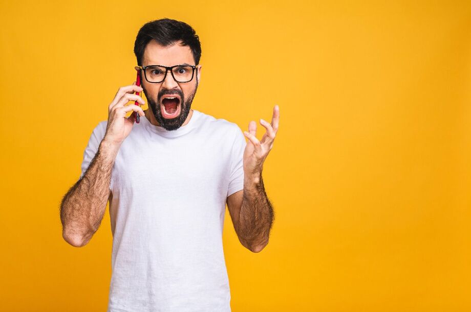 Nos casos de Transtorno Explosivo Intermitente (TEI) a pessoa não consegue controlar a reação e pode até mesmo agredir alguém de forma física ou verbal. A destruição de objetos também pode acontecer