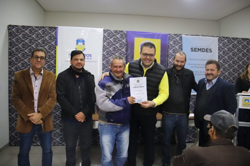 Prefeito Alan Guedes entregou as escrituras nesta manhã (19)