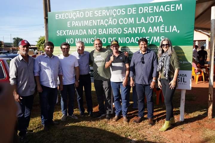 Parlamentares e o executivo de Nioaque na vistoria da obra