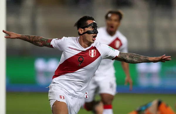 Lapadula é atacante da Seleção Peruana