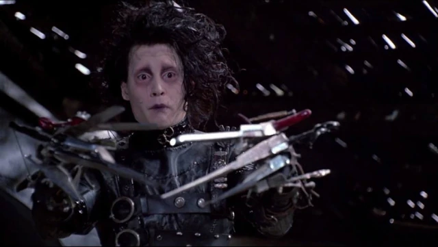 Johnny Depp como Edward Mãos de Tesoura em cena do filme