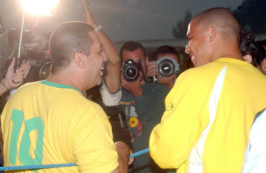 Bussunda ao lado de seu 'sósia', Ronaldo, em treino da seleção na Granja Comary em novembro de 2003, às vésperas de partidas contra Peru e Uruguai, válidas pelas eliminatórias