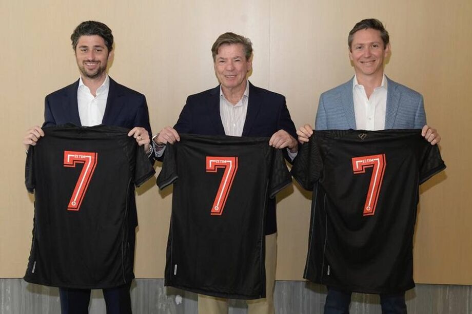 Josh Wander, sócio da 777 Partners, ao lado do presidente do Vasco, Jorge Salgado, e Juan Arciniegas, diretor de Esportes, Mídia e Entretenimento da companhia, selaram acordo entre clube e empresa