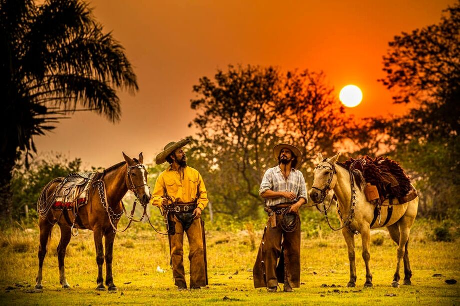 Renato Goes (José Leôncio jovem) e Irandhir Santos (Joventino) em cena da primeira fase de 'Pantanal'