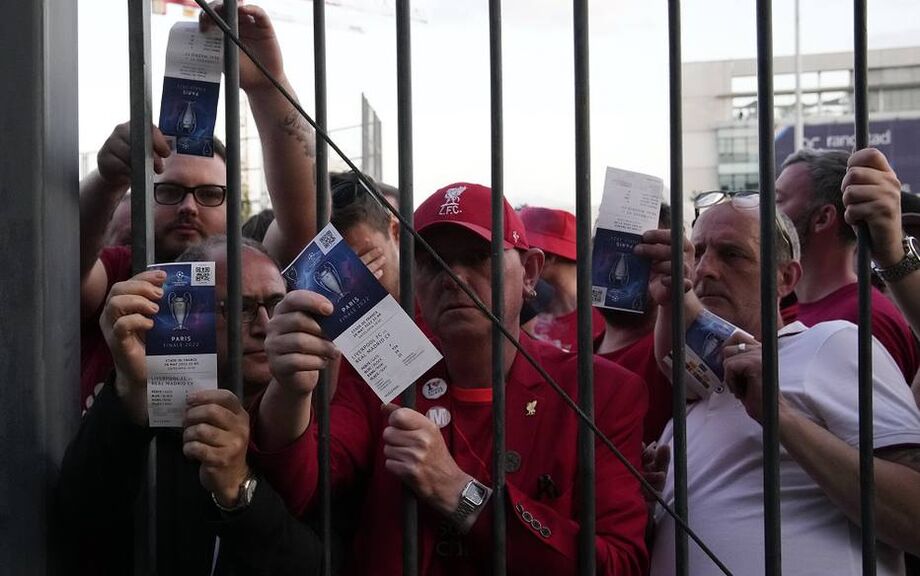 Torcedores do Liverpool mostram ingressos da final da Liga dos Campeões e criticam desorganização antes da final disputada em Paris.