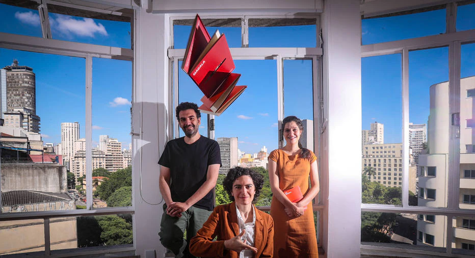 Leonardo Gandolfi e Marília Garcia (centro), da Luna Parque, e Rita Mattar, da Fósforo, criaram o Círculo de Poemas.