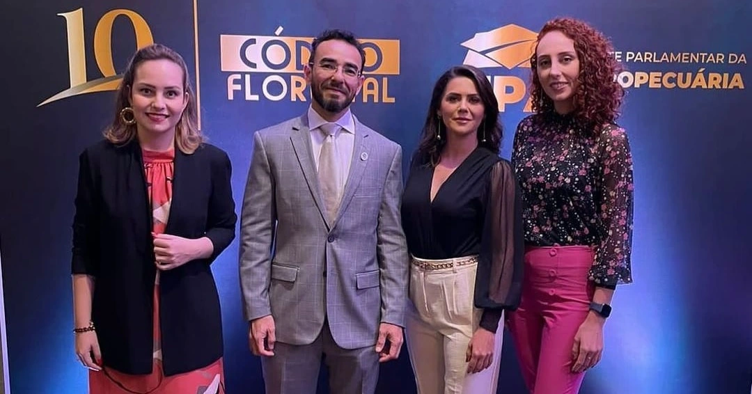 A economista da Aprosoja/MS, Renata Farias, presidente da Aprosoja/MS, André Dobashi e as produtoras rurais Laiz Violin Ciceri e Malena May, participaram nesta terça-feira (31), do aniversário de 10 anos do código florestal brasileiro, no IPA