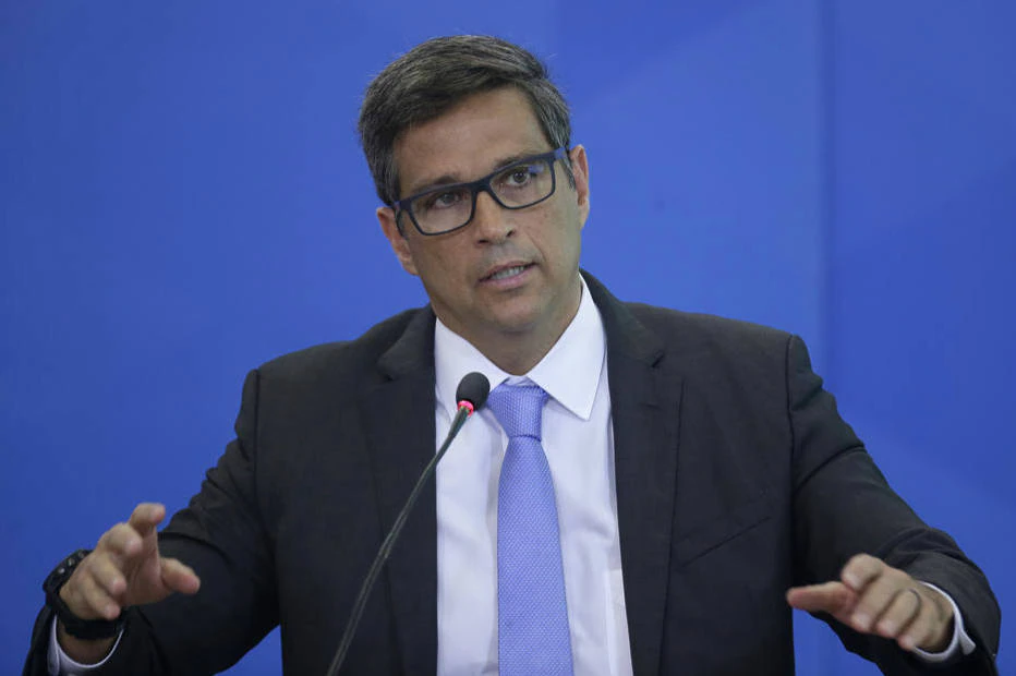 O presidente do Banco Central, Roberto Campos Neto, voltou a avaliar nesta quarta-feira, 1º de junho, que o choque atual de commodities produz efeitos positivos para o Brasil, que é exportador desses produtos, mas também cria um problema social