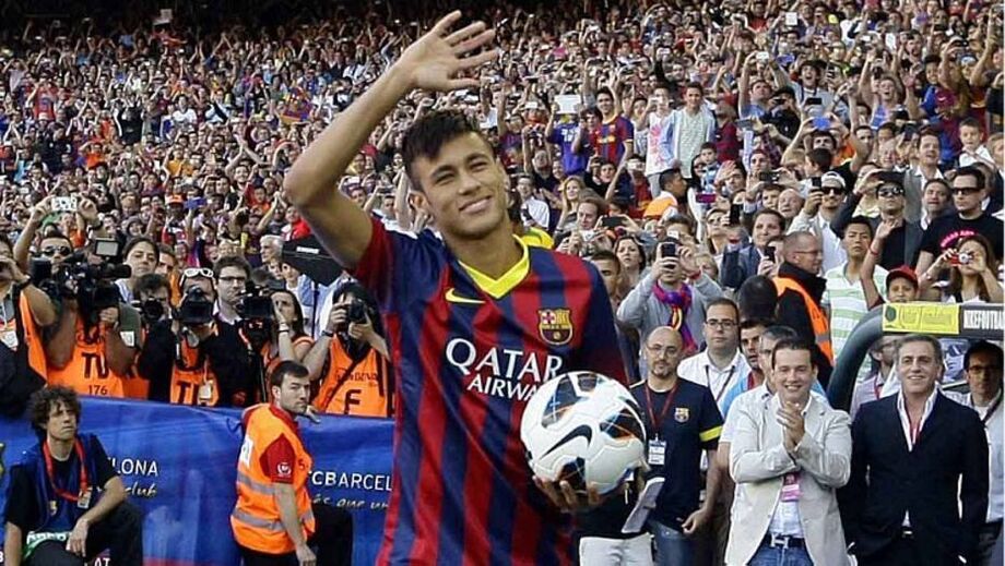 André Cury (ao fundo do lado direito) na apresentação de Neymar pelo Barcelona no Camp Nou