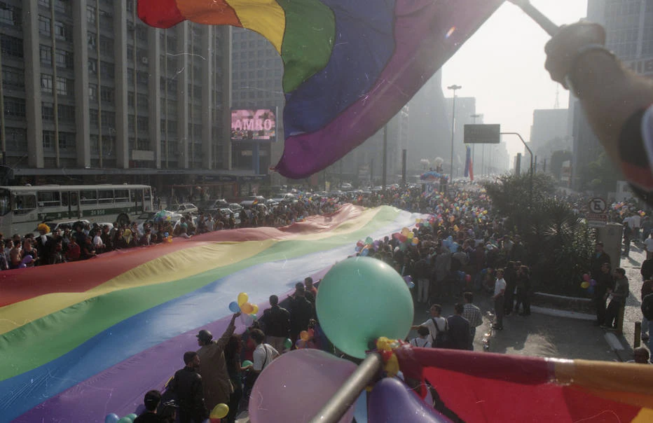 Parada do Orgulho LGBT+ de 1998 ocupa a Avenida Paulista com balões de arco-íris; à época, evento ainda carregava o nome de 'Orgulho Gay'