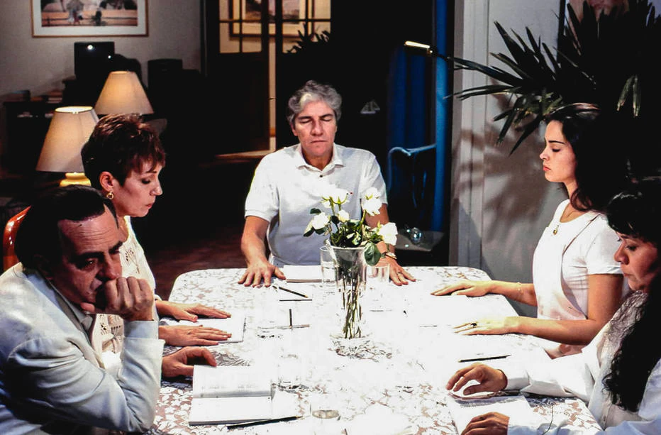 Folhetim icônico da televisão brasileira, teve duas versões, a segunda pela Globo, na década de 1990