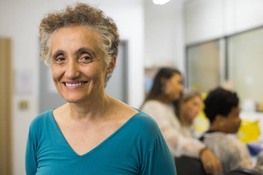 Médica, pesquisadora, especialista em vírus, Ester Sabino, esteve a frente do sequenciamento dos vírus da varíola dos macacos e da covid-19 no Brasil