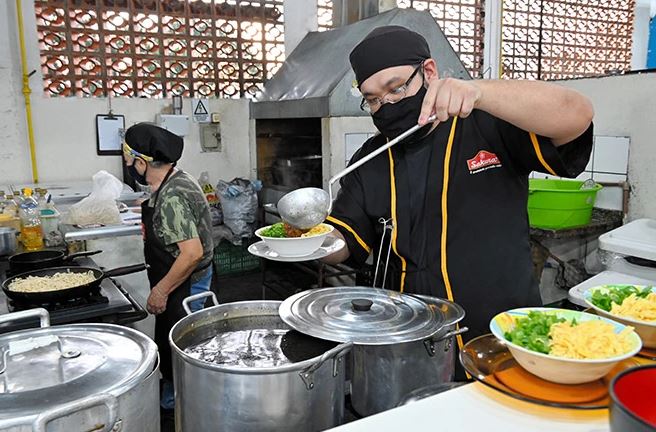 Barraca da família de Okinawa servindo o tradicional sobá