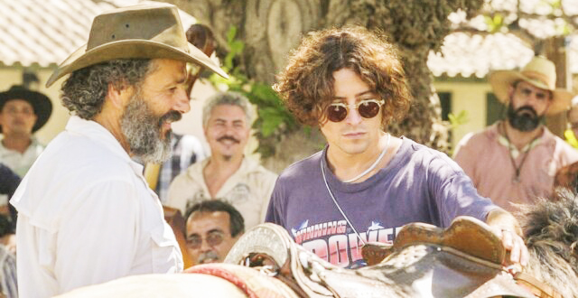 Para realizar as filmagens do remake, o elenco foi dividido em núcleos