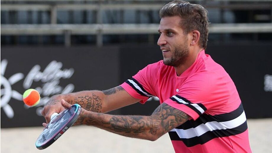 Rafael Moura ainda quer jogar futebol, mas já entrou de cabeça no beach tenis