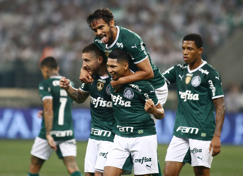 Zé Rafael festeja o primeiro gol do Palmeiras contra o Atlético-GO
