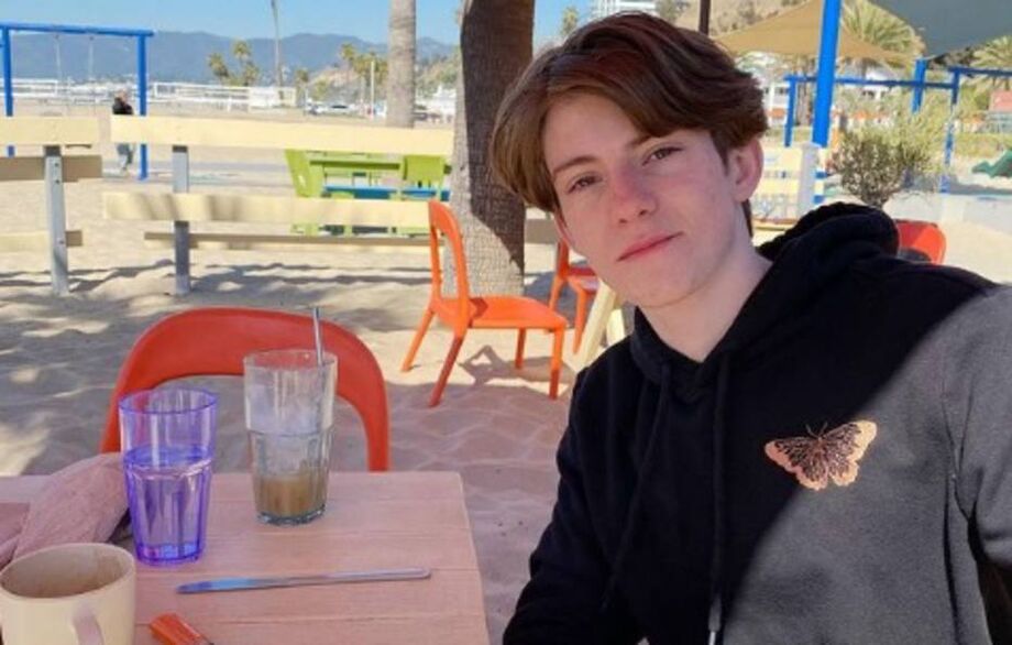 O ator Tyler Sanders foi encontrado morto em sua casa em 17 de junho de 2022, aos 18 anos de idade