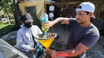 Na fronteira, cresce busca por gasolina 'pirata'