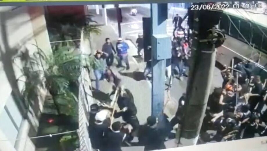 Câmeras de segurança flagraram briga entre são-paulinos e corintianos em Itapevi