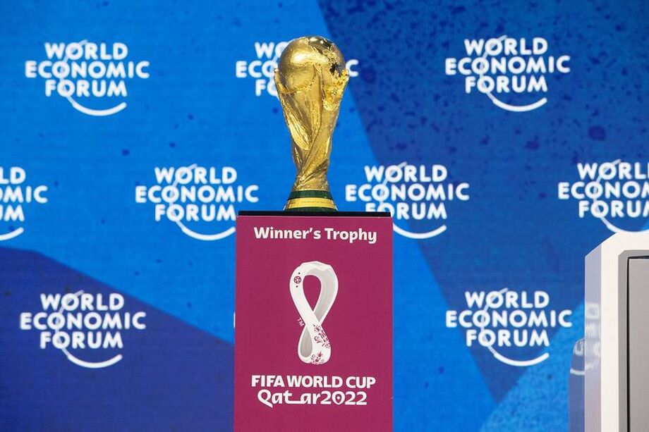 Taça da Copa do Mundo é exibida em um painel no Fórum Ecônomico Mundial, em Davos, na Suíça